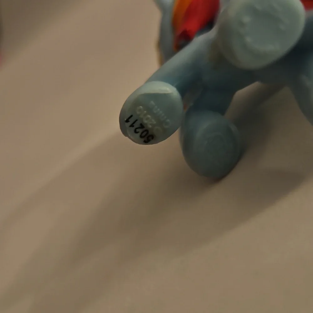 *FREE 2" Rainbow Dash Figure - Picture 5 of 6